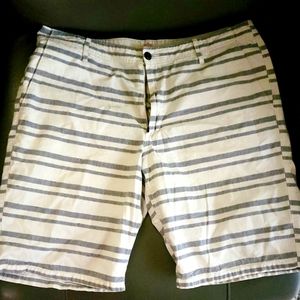 Men's DOCKERS Shorts..Size 34..Grey/White